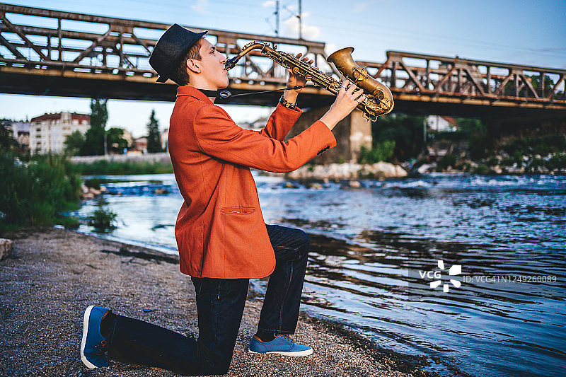 吹萨克斯的男人图片素材