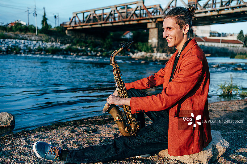 户外吹萨克斯的男艺术家图片素材