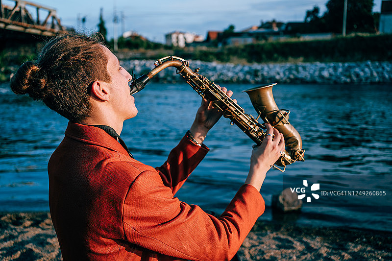吹萨克斯的男人图片素材