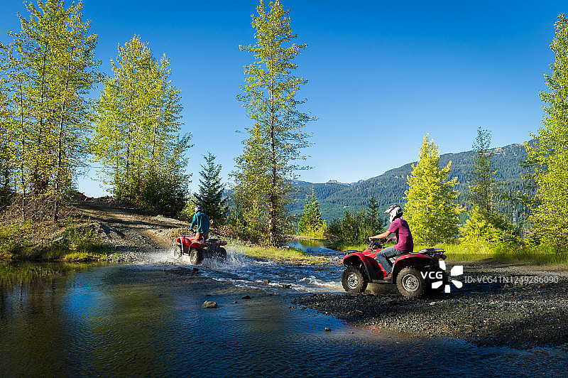 山区度假时的全地形车探险图片素材