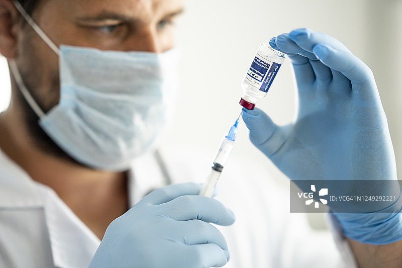 男医生讲解麻腮风疫苗图片素材