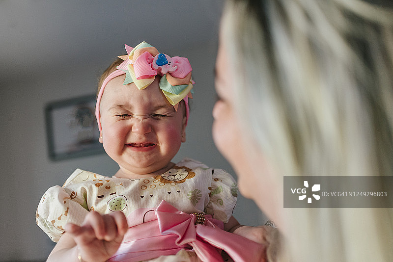 有趣的微笑女婴图片素材