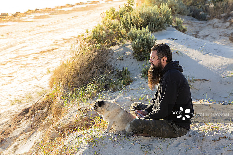 成年男人与小宠物巴哥犬图片素材