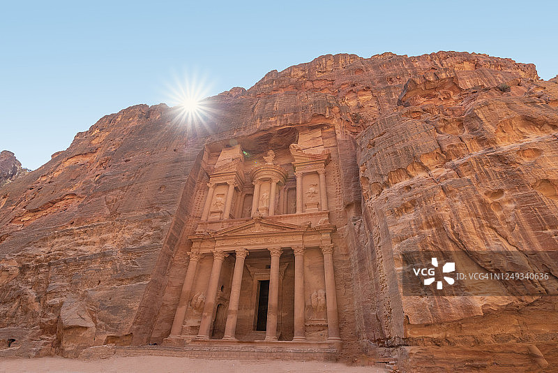 约旦佩特拉古城著名的卡兹尼神殿图片素材