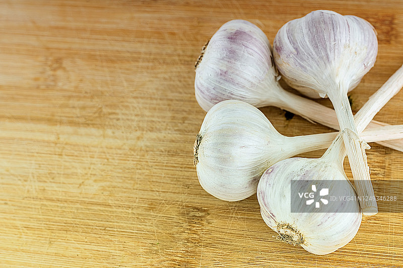 堆叠的白色大蒜头，木质背景，带复制空间图片素材