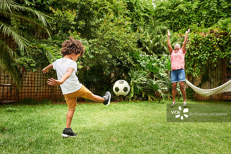 和奶奶一起玩球图片素材