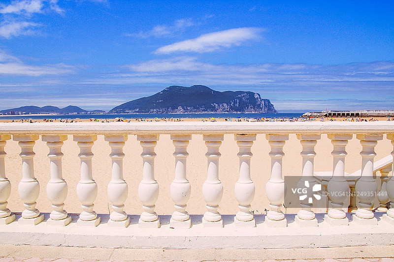 海滩边的白色栏杆图片素材