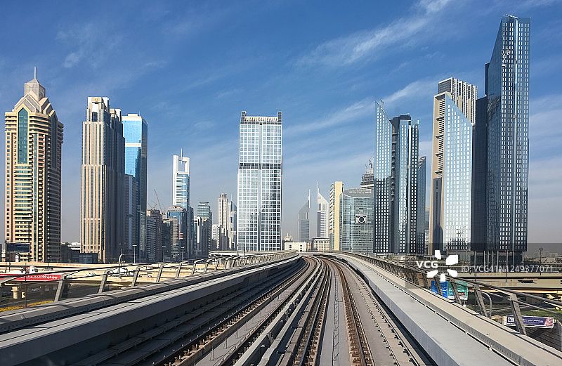 迪拜无人驾驶自动化地铁系统的个人视角，未来主义城市天际线，包括阿联酋大厦，阿拉伯联合酋长国图片素材