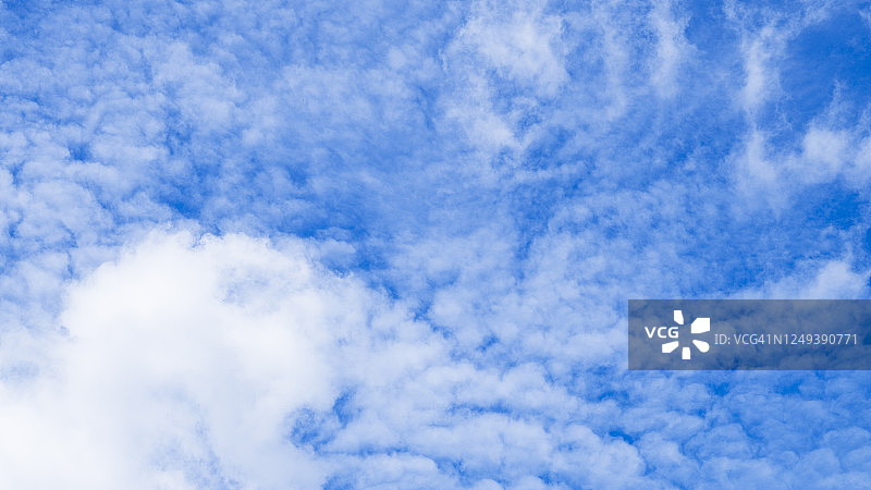 晴朗的蓝天背景与零星的云朵图片素材