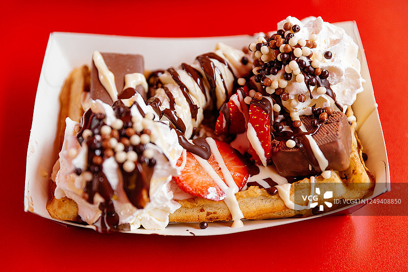 配有草莓、香蕉、奶油和巧克力 topping 的比利时华夫饼特写图片素材