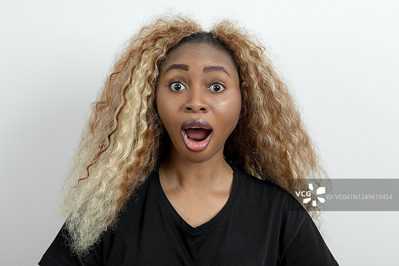 表情惊讶的年轻女人图片素材