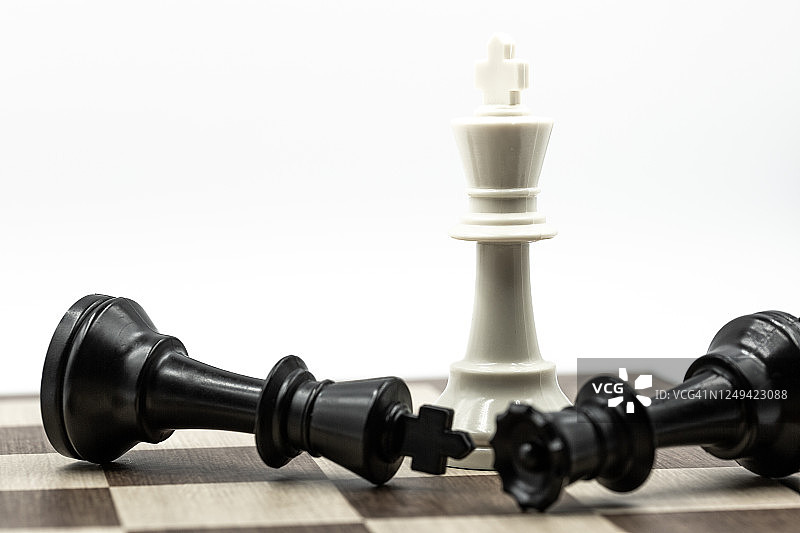 棋盘上的国际象棋棋子图片素材