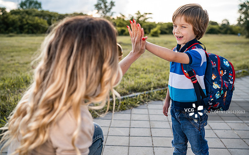 小男孩和他的妈妈击掌图片素材