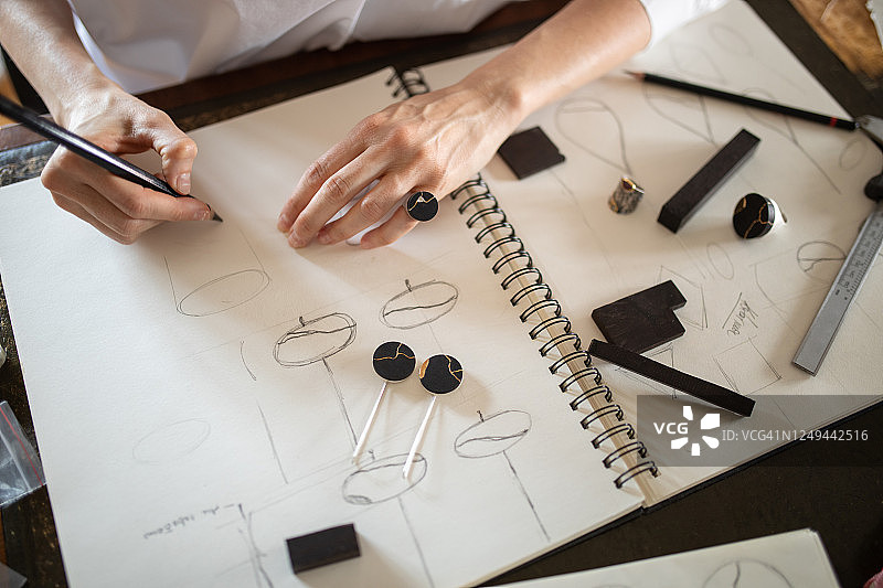 女人在她的工作室设计珠宝图片素材