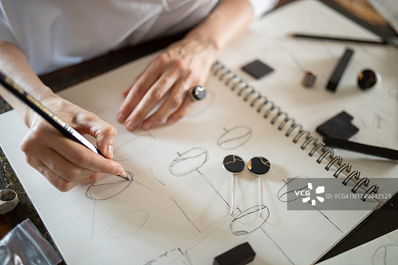 女人在她的工作室设计珠宝图片素材