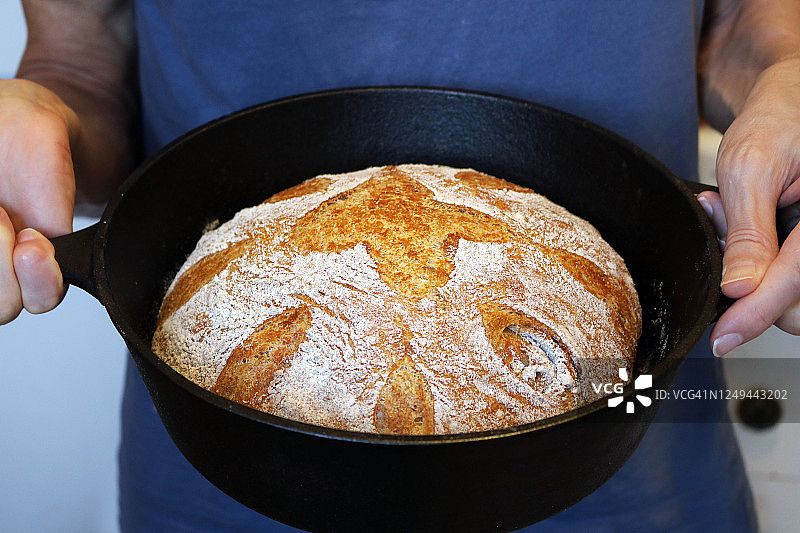 手捧荷兰烤箱免揉全麦面包图片素材