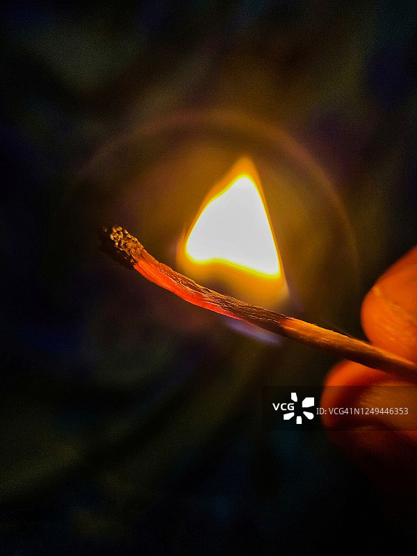 黑色背景中燃烧的火柴图片素材