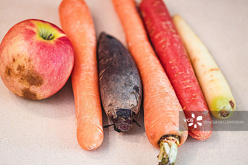 新鲜苹果、胡萝卜和甜菜根图片素材