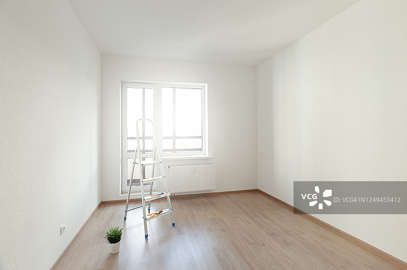 带白色内墙、梯子和窗户的空房间图片素材