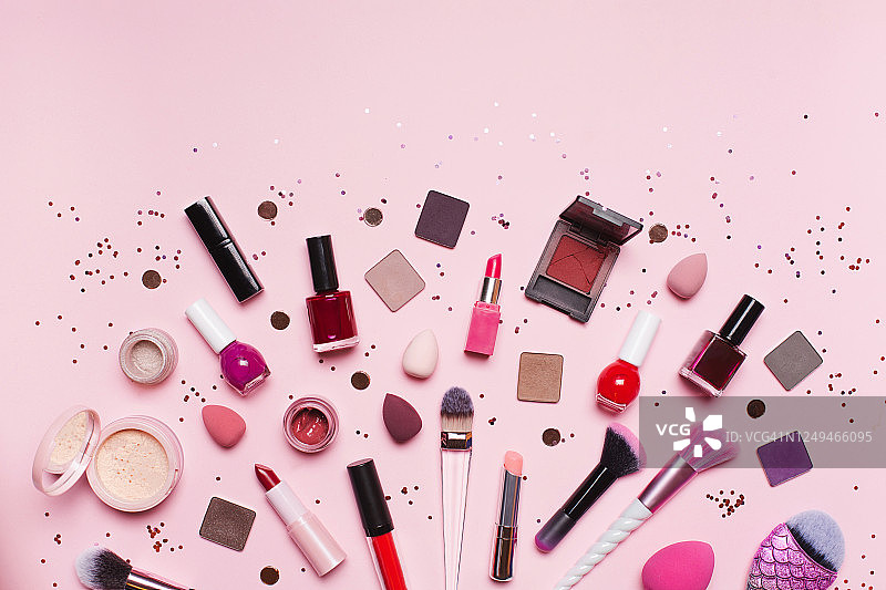 闪亮亮片中的化妆用品图片素材