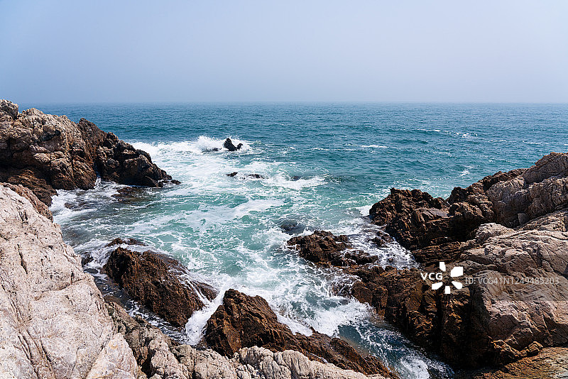 多岩石的海岸线图片素材