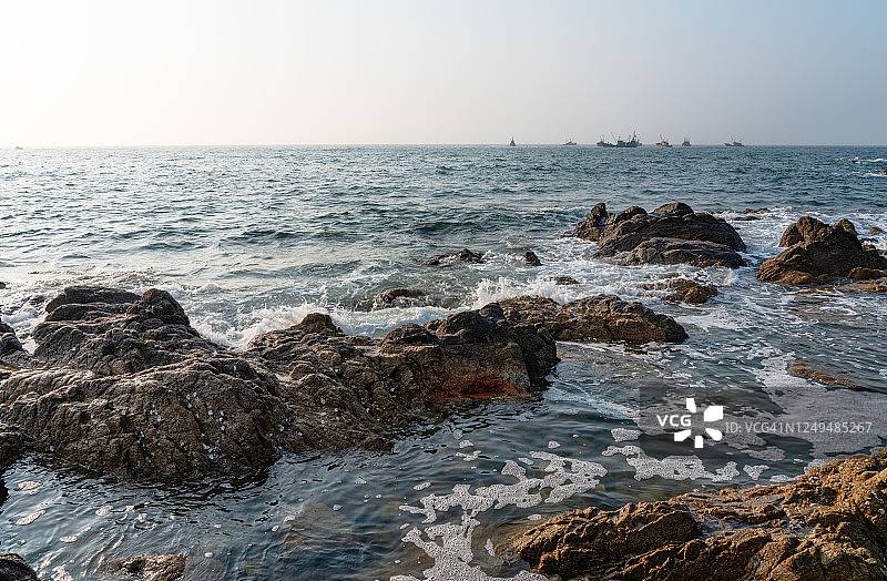 多岩石的海岸线图片素材