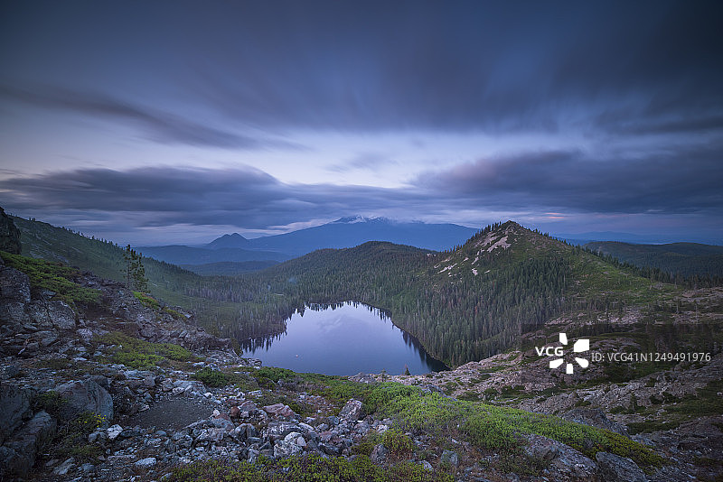 从心湖看沙斯塔山图片素材