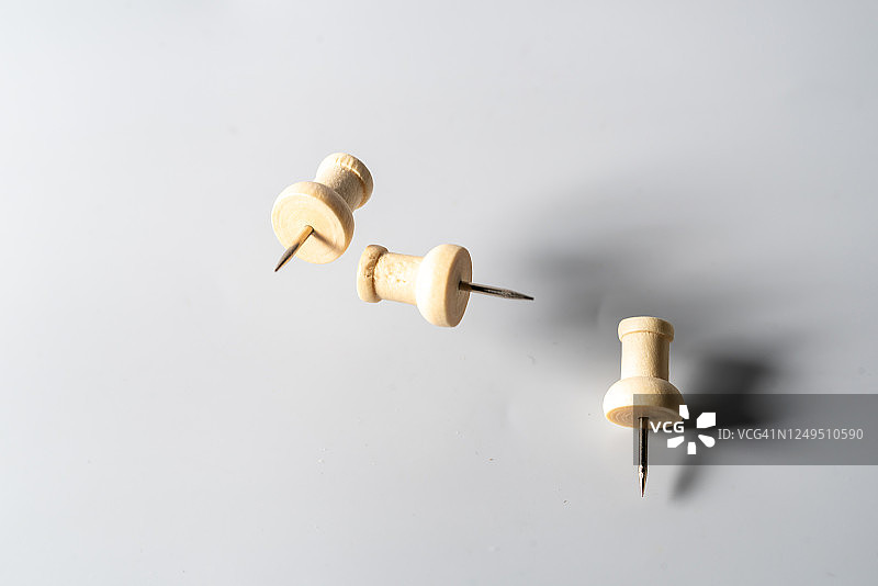 白色背景中飞在半空中的木头图钉图片素材