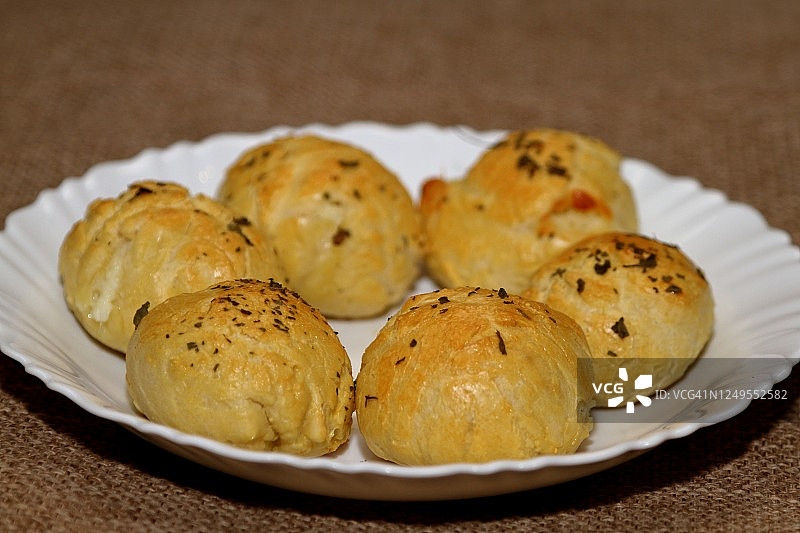 白色盘子里的烤奶酪球特写图片素材