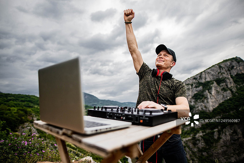 DJ在自然环境中播放音乐图片素材