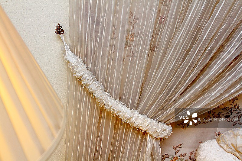 系在墙上的窗帘图片素材