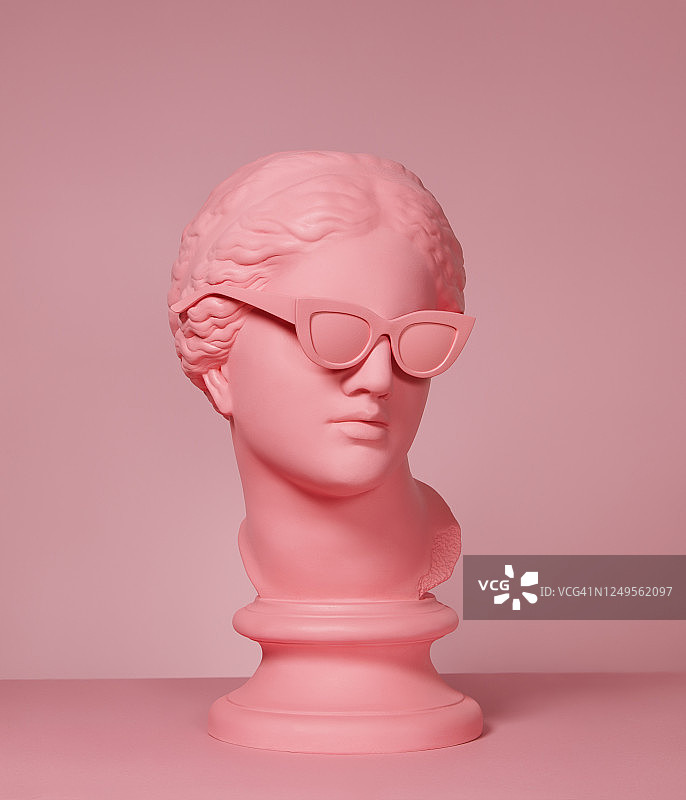 戴太阳镜的粉色现代希腊女神图片素材