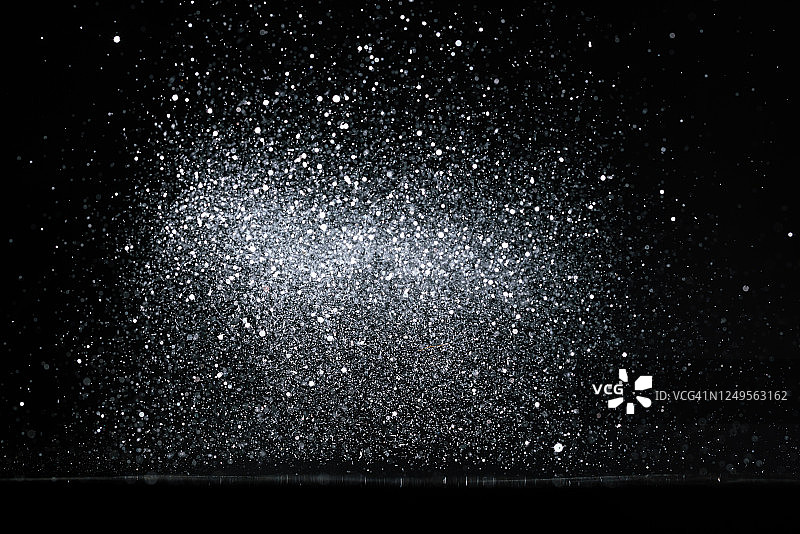 银色闪光塑料碎片在空中飞舞图片素材