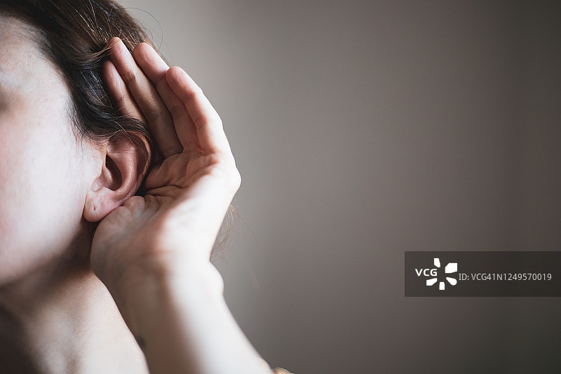 女人在倾听图片素材