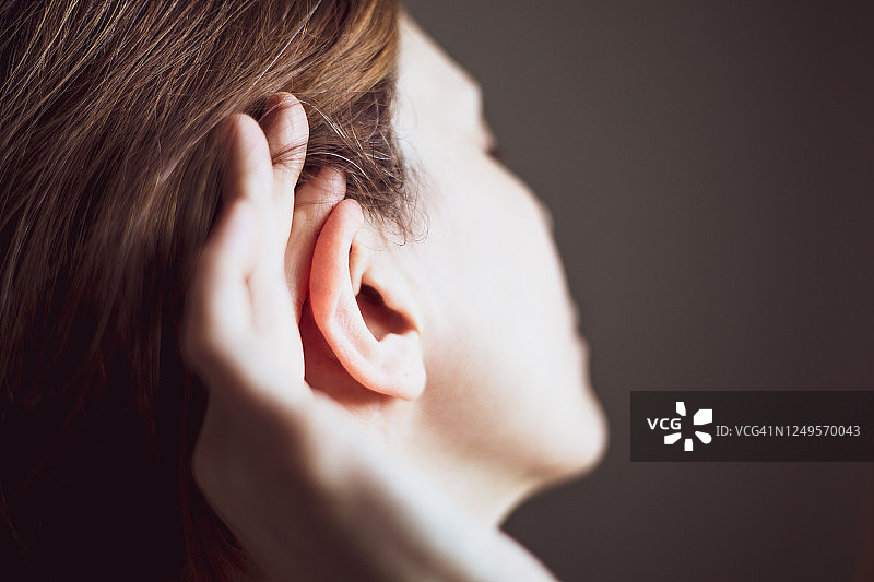 女人在倾听图片素材