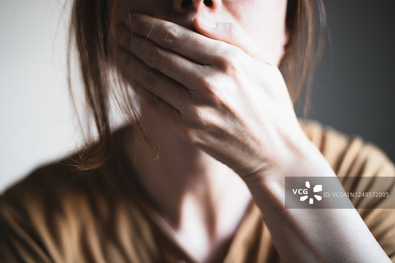 女人用手捂住嘴图片素材