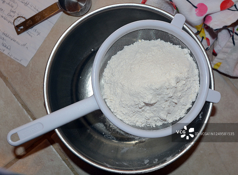 碗里的金属丝筛图片素材