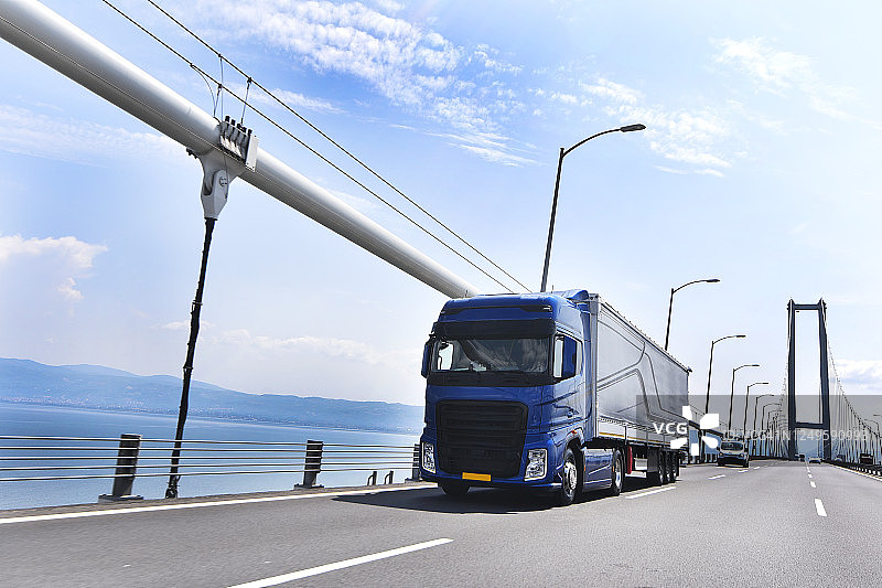 卡车通过桥梁图片素材