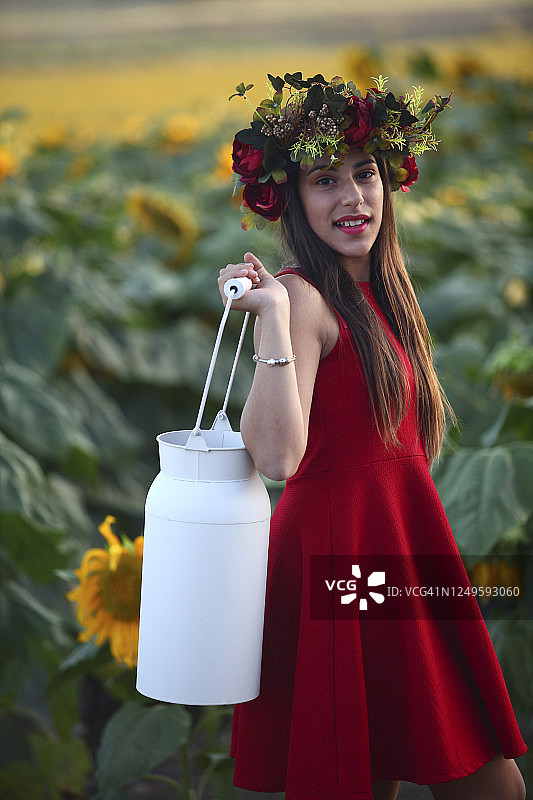 拿着牛奶罐的少女图片素材