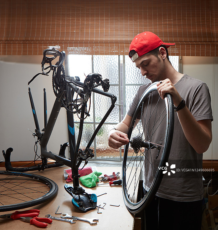男人修理自行车图片素材