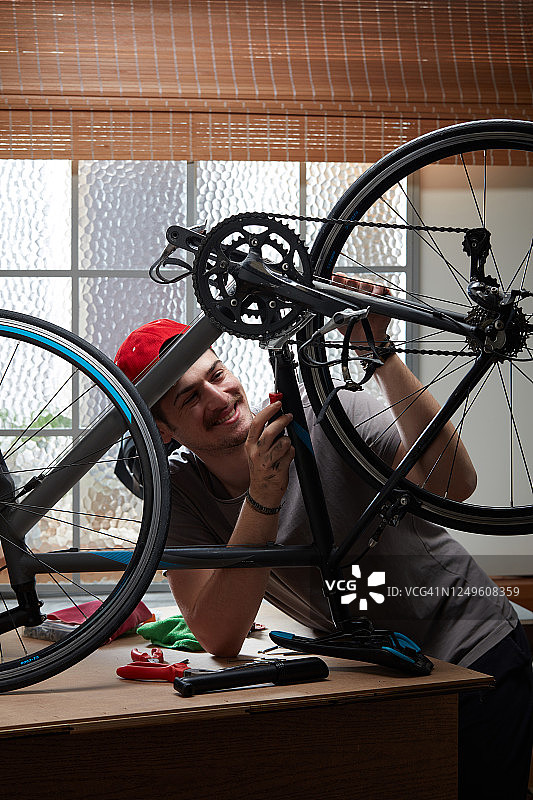 男人修理自行车图片素材