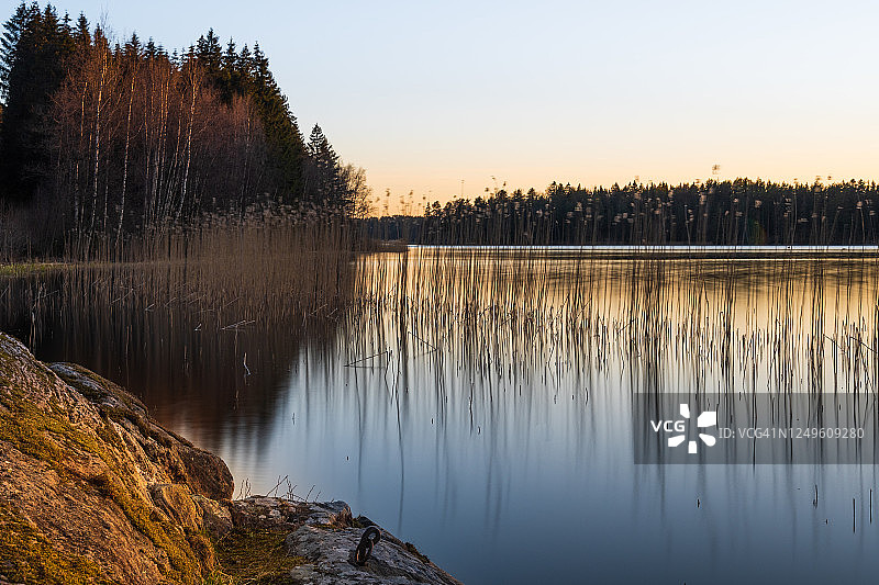 小湖边的日落图片素材