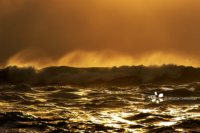 日落时分的海浪图片素材