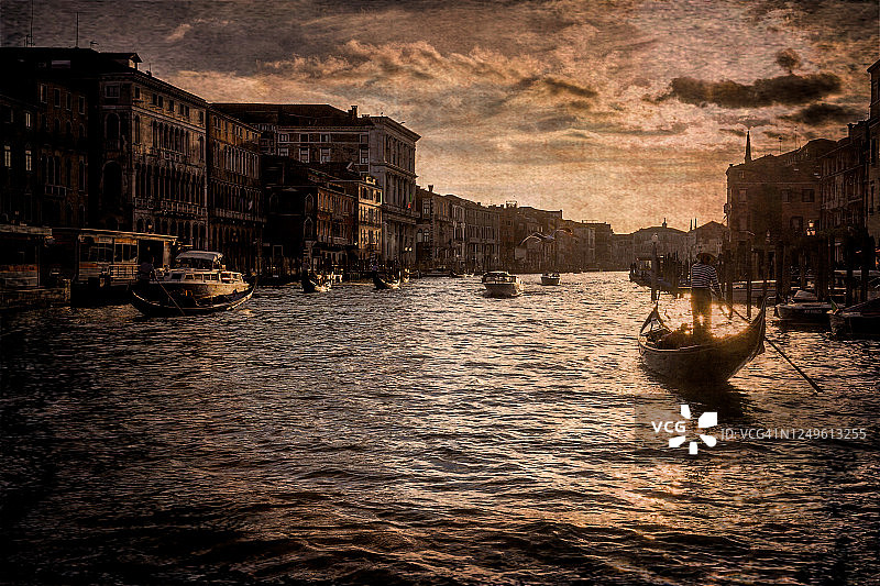 意大利威尼斯大运河上的贡多拉船夫图片素材