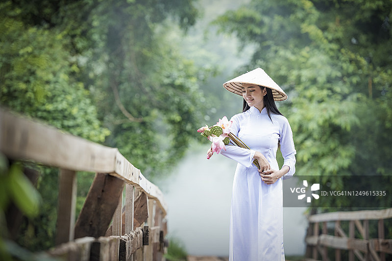 身穿白色传统服饰的越南女孩图片素材