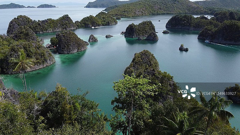 游轮航行在菲律宾海的鸟瞰图图片素材