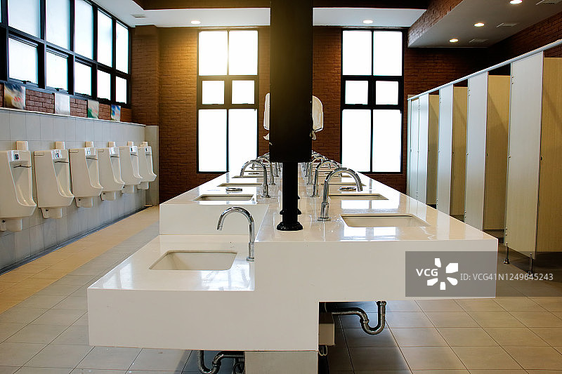 公共卫生间的龙头图片素材