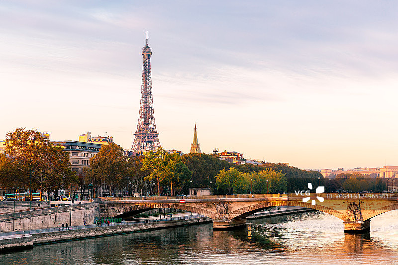 巴黎埃菲尔铁塔和塞纳河天际线，法国图片素材
