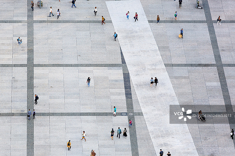 城市广场游客漫步航拍图片素材