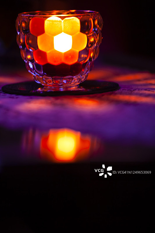 发光香薰蜡烛特写图片素材